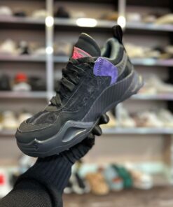 Alternative view of Adidași cu defect #