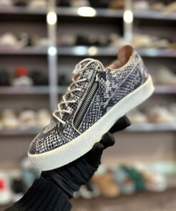 Alternative view of Adidași GZ #