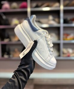 Adidași MQ, albi și albaștri