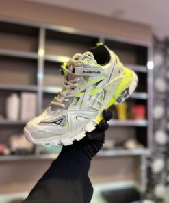 Alternative view of Adidași BB