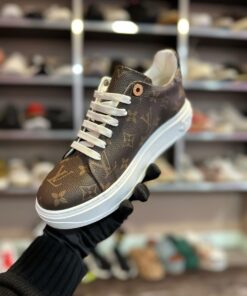 Alternative view of Adidași VL #