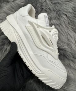 Alternative view of Adidași Vrs #