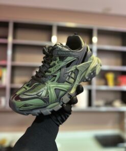 Alternative view of Adidași BB