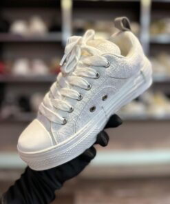 Alternative view of Dr. # Adidași