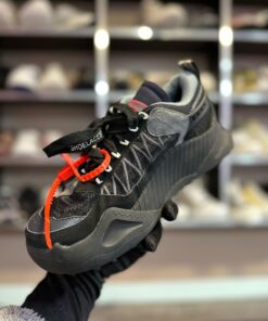 Alternative view of Adidași cu defect #