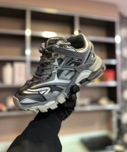 Alternative view of Adidași BB