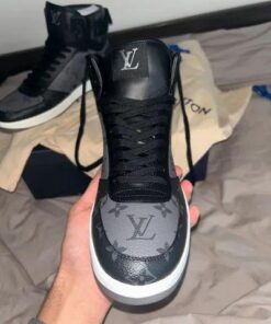 Alternative view of Adidași VL #