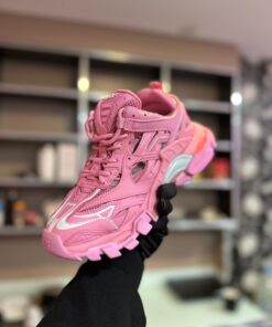 Alternative view of Adidași BB